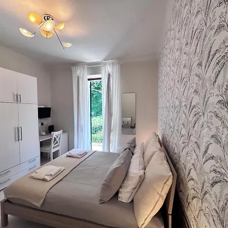 Gigi's 3 *